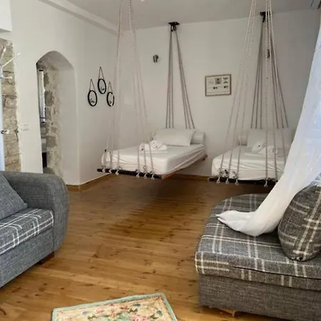 Polyxeni Apartment *