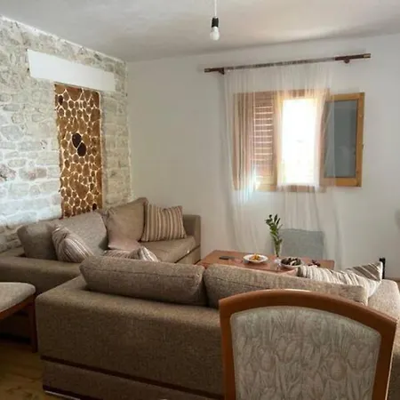 Polyxeni Apartment *